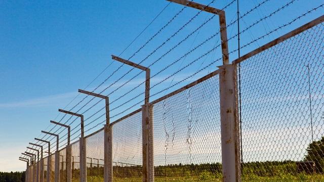 security-intruder_at_the_perimeter_area_res_640x360.jpg security-intruder_at_the_perimeter_area_res_640x360.jpg